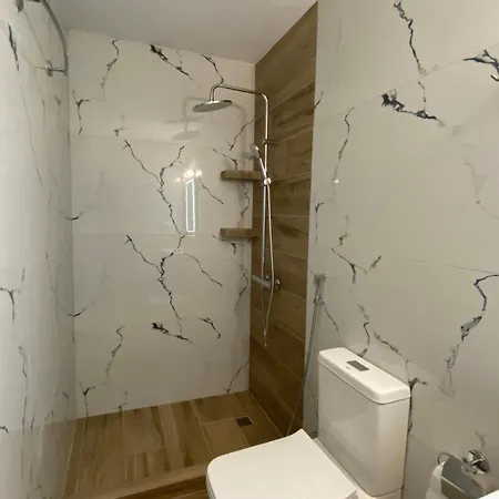 Rentrooms Geni 4*