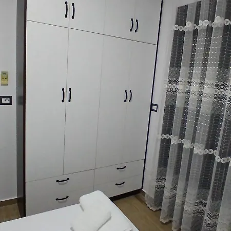 Rentrooms Geni 4*